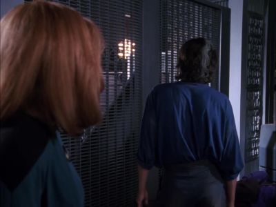 Intruder alert, deck 1 2. - Star Trek: The Next Generation