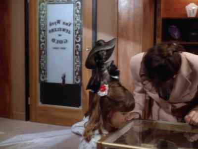 (Invisible Man)
'Okay, everybody,
down on the ground.' - Lois & Clark: The New Adventures of Superman