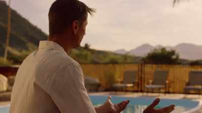 - ¿Para qué? - Por esto. - Couples Retreat Murder