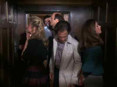 - ¿Qué haces?
- Busco huellas. - Remington Steele