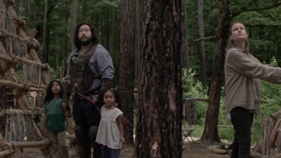 - Is that a meteor shower?
- Get back. - The Walking Dead