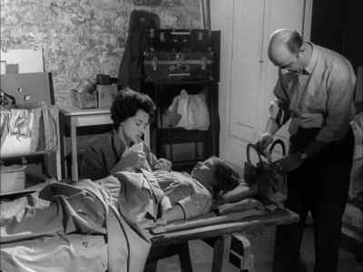 - Is she all right?
- I don't know what it is. - Night of the Living Dead