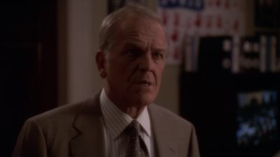 -Is he alone?
-Y eah. - The West Wing