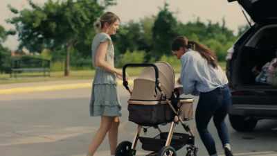 -Is she alright?
-You okay? - A Baby at Any Cost