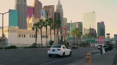-Is anybody getting married here today?
-Oh, hey, hey! - Back on the Strip
