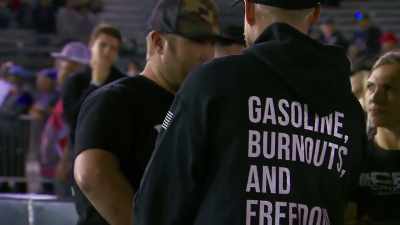 - Is that better? Is that...
- I like blue all right. - Street Outlaws No Prep Kings Team Attack