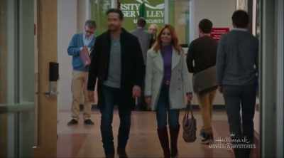 Is dat professionele jaloezie?
-Mensen vinden True crime boeiend. - Aurora Teagarden Mysteries: A Game of Cat and Mouse