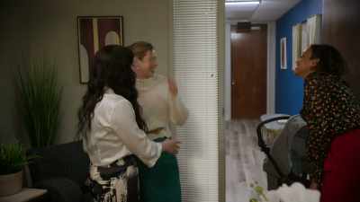 - Is this Emma?
- Yes. Come here. - My Nanny Stole My Life