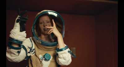 Is going to be a doctor,
like her father. - High Life