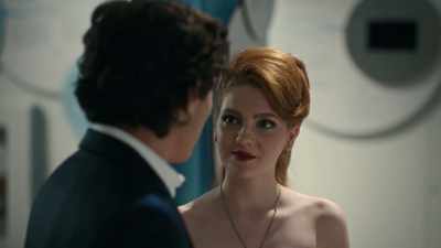 Is he going to kiss me?
Please kiss me. - Geek Girl
