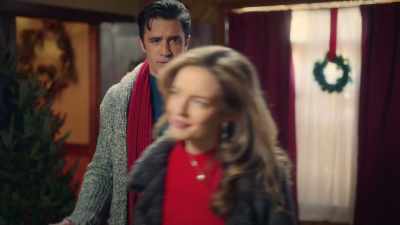 -Is that good?
-[Natalie] It's very good. - A Taste of Christmas