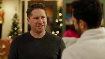 - Is it?
- Yeah... It, it is. - Mom's Christmas Boyfriend