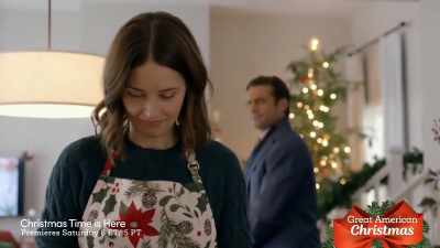 - Is that right?
- Hey, look. Look. This is Santa on his sleigh. - The Great Christmas Switch