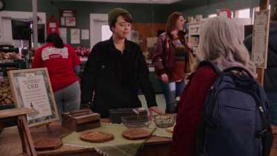 - Is this salve also handmade?
- That's actually footmade. - Girls5eva