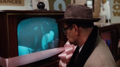 Is this show in color or is something wrong with this set - Diner