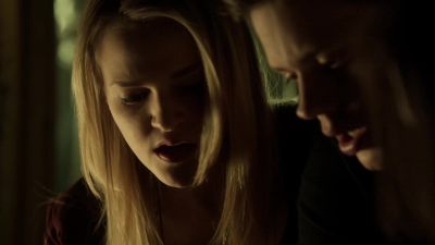 - Is this supposed to happen?
- We have to hold her down! - Hemlock Grove