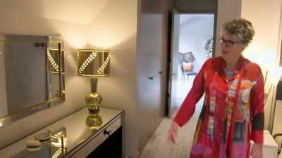 ..is that this is a Kate Moss-type
mirror. Why? - Extraordinary Escapes with Sandi Toksvig