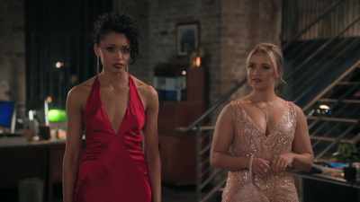 - Is the dress all right?
- Yeah, you look serviceable. - NCIS: Sydney