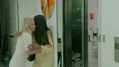 Is this the new digs?
- Come in. It is. It is. - The Real Housewives of Dubai