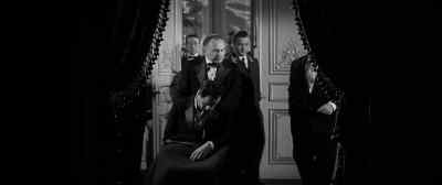 - Is there a divan?
- Uh, this way. - Seven Thieves