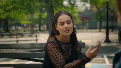 - Is there a problem?
- I have a scraped knee. - Mr. Manhattan