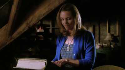 Is this, like,
a mood necklace? - Charmed