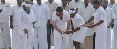 Is it Thyagu?
Is he coming? Hello! - Chekka Chivantha Vaanam