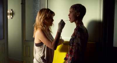 - Is that what they do now?
- Yeah, I'll get you a full package. - Parallel Mothers