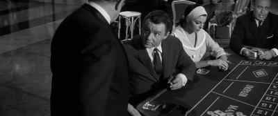 - Is that yours?
- No, monsieur. - Seven Thieves