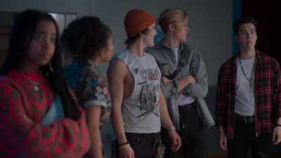 -Isn't that right, boys?
-Man, I miss high school. - Julie and the Phantoms