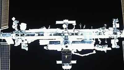 ISS er klar til sammenkobling.
Dragon, gør klar til sammenkobling. - Space Titans: Musk, Bezos, Branson