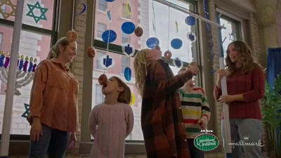 - Isso mesmo.
- Como exatamente? Sabotagem, chantagem? - Hanukkah on Rye