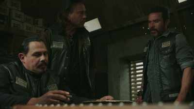 - It is a woman.
- She looks like a kid. - Mayans M.C.