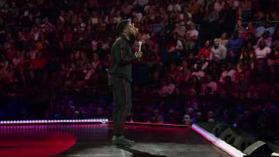 It was all good until I caught
a reflection of myself in that mirror - Kevin Hart: Irresponsible