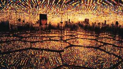 It was an octagonal room, - Kusama : Infinity