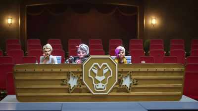 It behooves me
to introduce your judges. - LEGO Friends: Girls on a Mission
