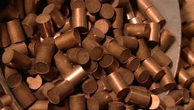 IT COMPRESS THE GRANULES
INTO CYLINDRICAL PELLETS. - How It's Made