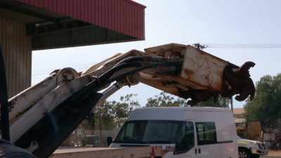 It does have the potential
to chew itself to bits
if you hit the wrong lever. - Outback Opal Hunters