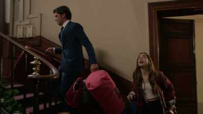 - It doesn't have an elevator.
- Okay. - Emily in Paris