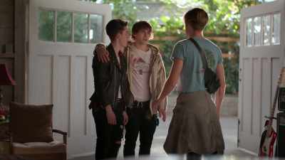-It doesn't matter, you guys.
-[car engine starts] - Julie and the Phantoms