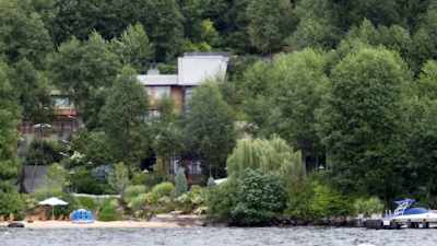 It even has a sand beach
and a swimming pool - Tech Billionaires: Bill Gates