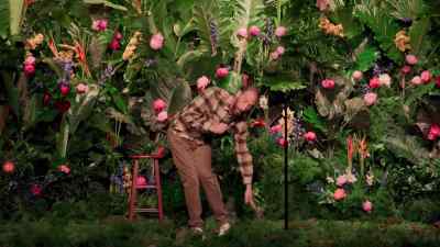 It gets dislodged, and it'll work its way
down my jeans, and come out. - Ari Shaffir: America's Sweetheart