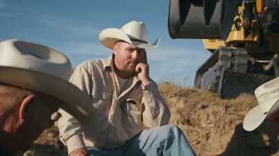 IT HAS THE RIGHT CURVATURE
FOR A HORN. - Dino Hunters