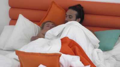‐It is just awkward,
I don't know what to do.
‐Hey, hey. - Love Island