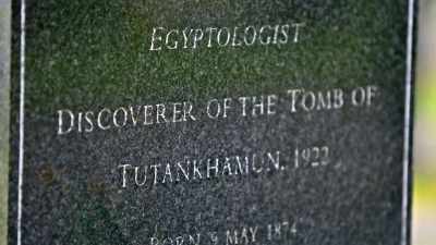 It just reads, "Howard Carter,
Egyptologist, discoverer - Tutankhamun: Secrets of the Tomb
