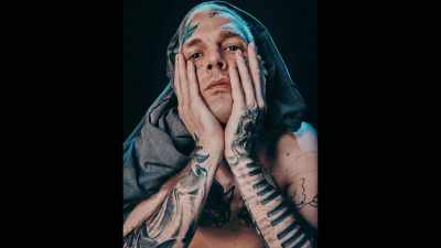 It looked to me like a person that was
really eager to express himself anew. - Aaron Carter: The Little Prince of Pop