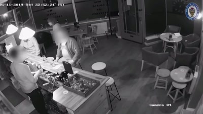 It looks almost like he's done it
on purpose, doesn't it? - Killers: Caught on Camera