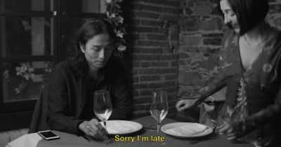- It looks good.
- Yeah, sorry I'm late. - El Planeta