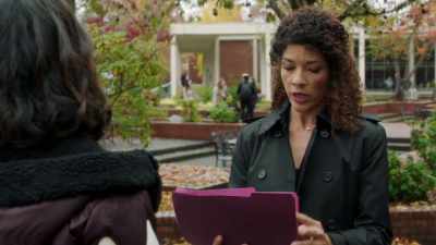 It looks like your mom,
the senator - Pretty Little Liars: The Perfectionists
