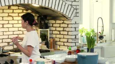 - It might stick to the bottom a little bit, - Selena + Chef